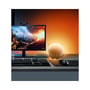 Genopladelig RGB+CCT-bordlampe lyser varmt ved en computerskærm og spreder orange lys på væggen.