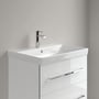 Villeroy & Boch Avento håndvask på 650 mm monteret over et hvidt badeværelsesmøbel med skuffer.
