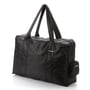 Trekvart vinkel af den sorte Travel Blue Folding Carry Bag, der fremhæver det slidstærke materiale og den kompakte sidelomme.