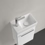 Villeroy & Boch Avento håndvask, 36 cm, med krom vandhane monteret på en hvid møbelvask. Billedet er taget ovenfra med grå væg og sort gulv.