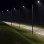 V-TAC LED-gadelampe illustreret i brug, hvor flere lamper lyser en vej op i mørket.