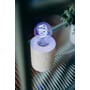 Ledvance Osram Smart+ Matter LED-pære tændt i en lampe og lysende blåt gennem den klare glaskuppel.