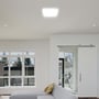 V-TAC 18W LED loftlyset er monteret på et hvidt loft i en moderne stue med store vinduer og en grå sofa.