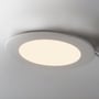 V-TAC 18W LED indbygningspanel tæt på, lyser med et varmt, gyldent lys i et hvidt loft.