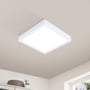 Hvid, kvadratisk EGLO Fueva-Z loftlampe monteret i et lyst rum med blød belysning.