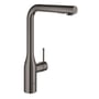 Grohe Essence køkkenarmatur i poleret Hard Graphite med L-formet udløb og etgrebsbetjening for vand og temperatur.