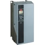 Danfoss VLT FC102 frekvensomformer med 7,5kW, IP55C1 filter og numerisk betjeningspanel set fra skrå vinkel.