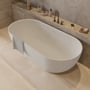 Ideavit Solidera fritstående badekar i hvid solid surface, 170x80 cm, vist med et håndklæde og en vandhane i en moderne badeværelsesopsætning.
