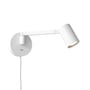 Astro Ascoli Swing Plug In væglampe i mat hvid stål, med svingarm og 2 meter ledning på hvid baggrund.