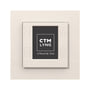 mTouch One termostat og regulator, polarhvid (RAL9010) med mærke CTM LYNG. Sort digitalt display viser CTM LYNG mTouch® One.