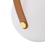 Detalje af den hvide RGB LED-bordlampes brune håndtag og runde, gyldne beslag ved skærmen.