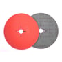 Detaljeret billede af 3M™ Cubitron™ II Fiberrondel 987C, med fokus på den røde bagside og den grå slibeflade.