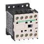 Schneider Electric TeSys K kontaktor LP1K0910BD, 9A, 3 slutte + 1 slutte poler, 24V DC spole, set fra en vinkel der fremhæver frontdetaljer.