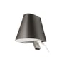 SG Armaturen Spike grafit uplight, et moderne vægarmatur til udendørs brug, fremstillet i grafit aluminium med en hvid skærmkant.