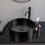 Scandtap Steel Voyage High Shadow håndvaskbatteri i sort rustfrit stål ved en rund, sort kumme på en mørk bordplade.