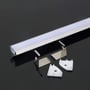 V-TAC monteringssæt til LED-strips i aluminium med sølvfinish og diffuser, 2000 mm lang, med beslag vist. Passer til hjørner.