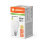 LEDVANCE LED-standardpærens orange og hvide emballage set skråt med pæren afbildet på forsiden.