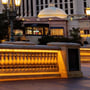 V-TAC LED-strip installeret som indirekte belysning langs en balustrade med varmhvidt lys.