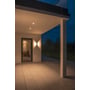 SLV LOGS antracitfarvet LED-væglampe monteret ved en terrassedør sender lys op og ned ad væggen.