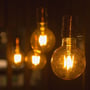 V-TAC 8W LED globepærer tændt i et mørkt rum, skaber en hyggelig og varm atmosfære med deres ekstra varme lys.