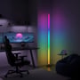 RGBIC+WW hjørnelampe på 146 cm oplyser et gamer-hjørne med en computeropsætning og en sækkestol, badet i orange og lilla lys.