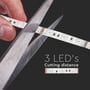 Saks der klipper en V-TAC RGB LED-strip med tekst der viser '3 LED's Cutting distance'.