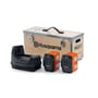 Husqvarna B380X/C900X PACE power kit præsenteret med trækasse, oplader og to orange højkapacitetsbatterier på hvid baggrund.
