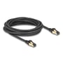 Delock RJ45 netværkskabel Cat.6A, 5 meter, snoet i en cirkel på en hvid baggrund med synlige guldbelagte stik.