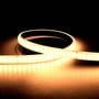 Ansell Lighting H-Cell LED strip i varmt hvidt lys med 2200K, vist bøjet på mørk baggrund med lysende dioder.