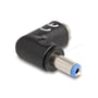 DeLock DC-adapter med 5,5 x 2,1 mm stik set skråt, hvor hunåbningen med blå ring og hanstikket ses.