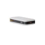 Hvid Xtorm Fuel Series 5-powerbank med 20.000 mAh set lavt fra siden, hvor display, knap og tilslutninger ses.