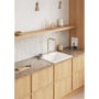 Lavabo Alkymist 788 RS Square køkkenarmatur ses ved vasken i et lyst køkken med træskabe.