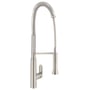 Grohe K7 storkøkkenarmatur i Supersteel med en fleksibel udtræksslange og en kraftig fjeder, der giver professionelt udseende.