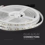 V-Tac LED-strip tæt på med det sorte tilslutningsstik øverst og lysdioderne synlige langs rullen.