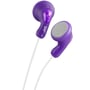 Nærbillede af violette JVC HA-F14 Gumy in-ear headphones med hvid ledning, tydeligt logo og lydgitter.