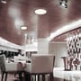To V-TAC loftlamper i trædesign monteret i en lounge eller kontor med træbeklædte vægge og møbler.