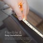 En hånd holder den fleksible V-Tac LED-strip langs en overflade og viser strippen under montering.