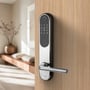 Zafe T-Lock HOME dørlås i rustfri Scandi 57 mm-udførelse monteret på en lys trædør indendørs.