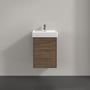 Villeroy & Boch Collaro underskab i eg med moderne håndvask og armatur, monteret på grå væg.