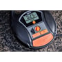Detaljebillede af Osram TYREinflate 6000 dækoppumperens digitale display, der viser dæktrykket 0.25 BAR og måltrykket 2.45 BAR.
