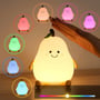 MOCHI pæreformet natlampe vises i flere farver, mens en hånd justerer lyset langs en farveskala.