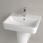 Villeroy & Boch O.novo håndvask i hvidt porcelæn med firkantet design, 55 cm bred, monteret med krom vandhane og skrånet væg i baggrunden.