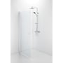 Contura Shower Space svingdør med klart glas og hvid profil, monteret ved siden af et brusesæt.