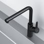AM.PM X-Joy S køkkenarmatur i mat sort med L-tud og etgrebsbetjening, vist med en rustfri ståloverflade.