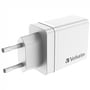 Nærbillede af den hvide Verbatim CHR-30EU2 USB oplader, viser udtrækkelige stik og Verbatim logoet på siden.