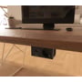Praktisk montering af Deltaco OFFICE Under-Desk Outlet under et træskrivebord med computer, viser nem adgang til strøm og USB.