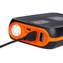 Et kabel er sat i en USB-port på OSRAM BATTERYstart 300 starthjælper med powerbank.