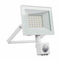 SpectrumLED 30 W LED-projektør med PIR-sensor set skråt forfra, med monteringsbøjle og bevægelsessensor.