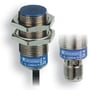 Nærbillede af to Schneider Electric induktive sensorer XS5 med M18 gevind, 5mm tasteafstand og M12 stik.