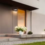 V-TAC VT-792 LED væglampe monteret på en husmur ved en terrasse, oplyser området med et klart, neutralt lys.